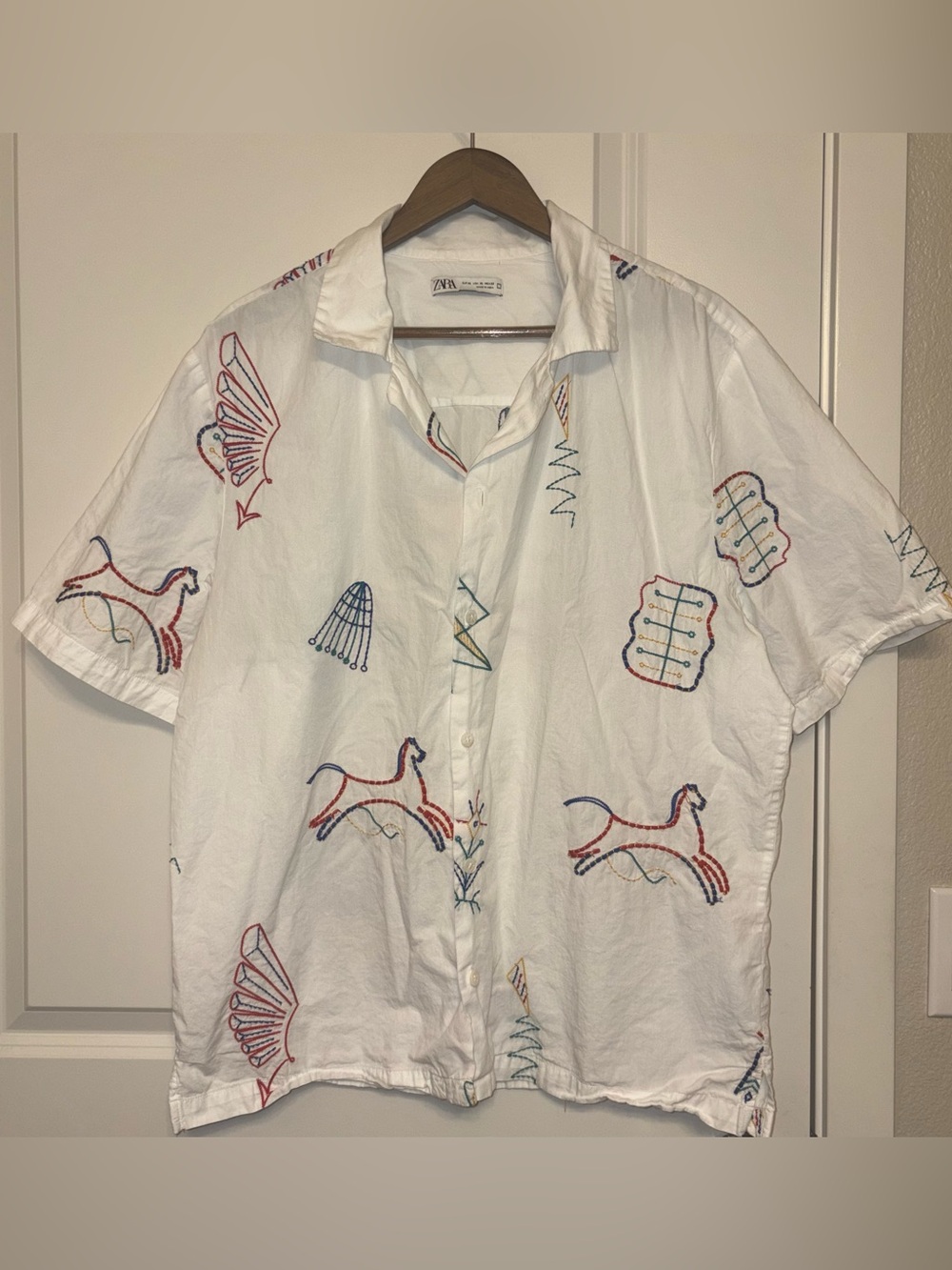 Zara White Short-Sleeve Button-Up Shirt with Multicolor Embroidery